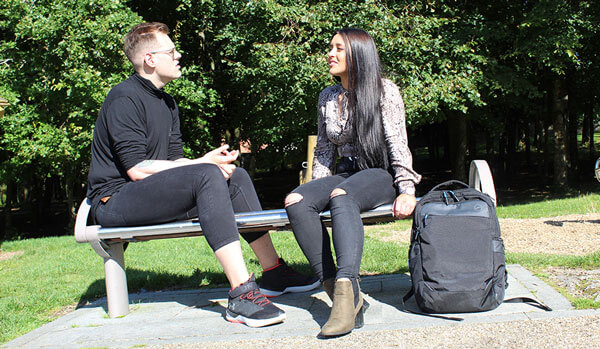 To love Young man and young woman sitting on a park bench